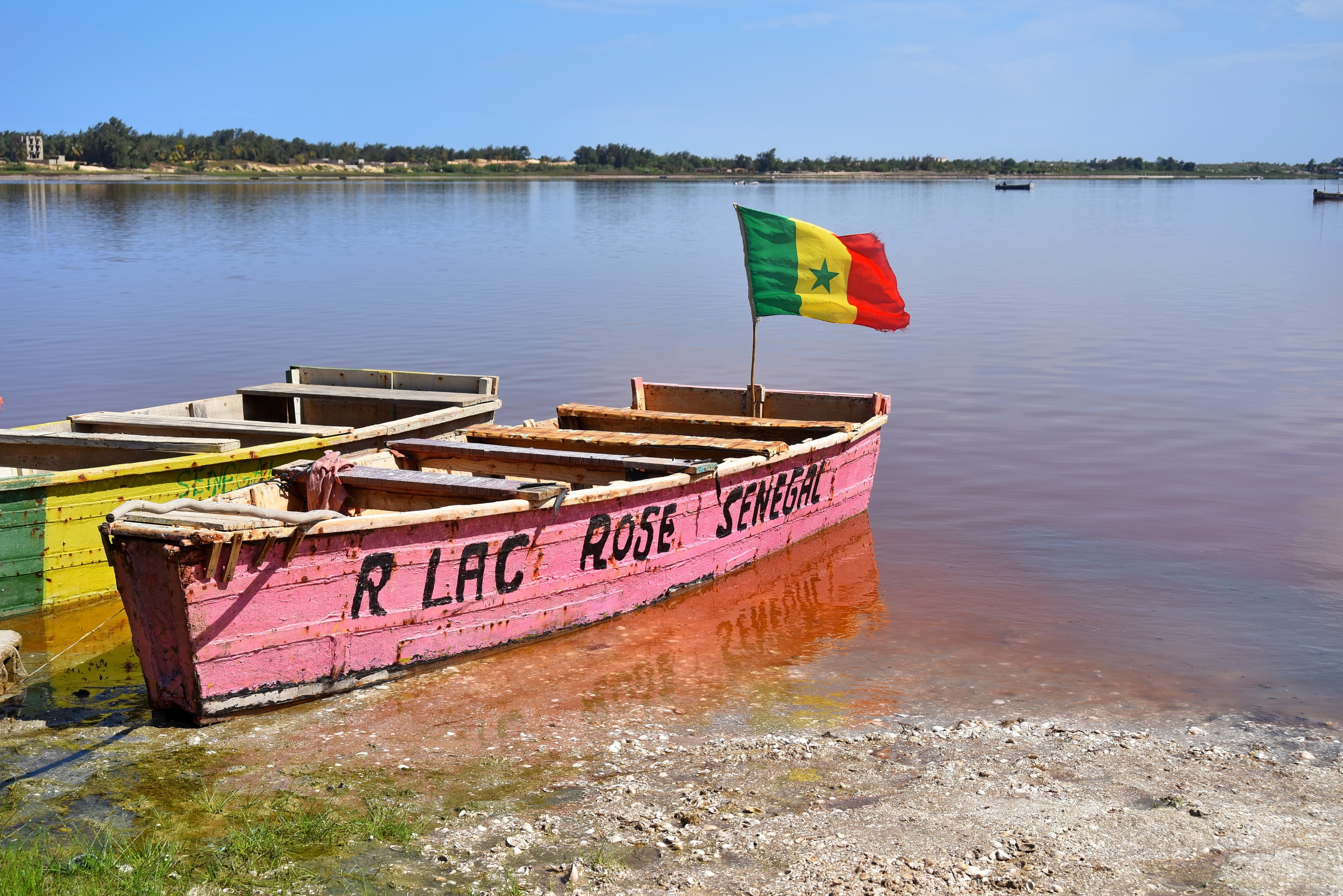 Lac Rose shoreline
